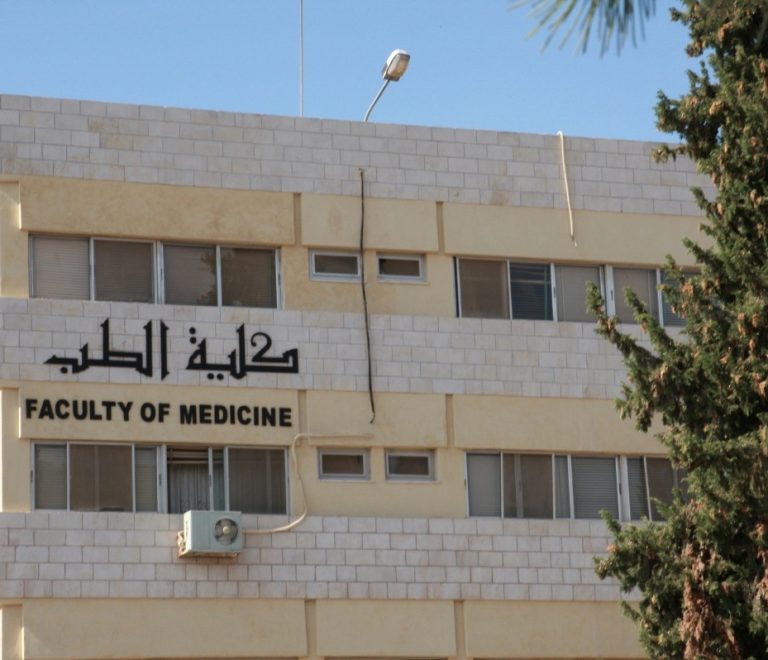 منح لدراسة الطب البشري 2025 في مصر | فرص تعليمية متميزة للطلاب الدوليين
