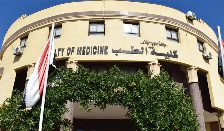 التخصصات الطبية في الجامعات المصرية للطلاب الوافدين