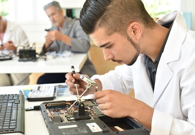 هندسة الحاسب أو علوم الذكاء الاصطناعي في مصر: أيهما تختار؟