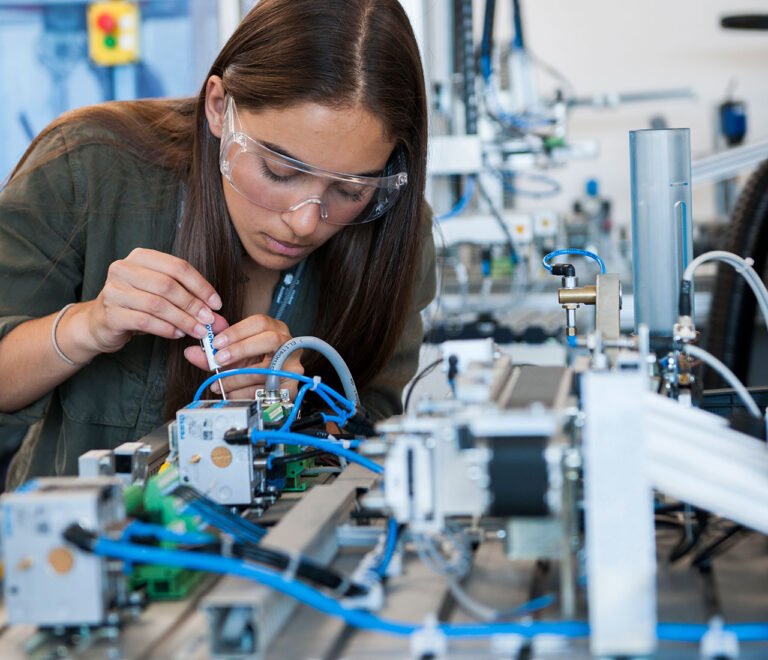 الفرق بين هندسة الميكاترونكس والهندسة الطبية في مصر