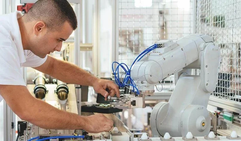 بكالوريوس هندسة الميكاترونكس للطلاب الوافدين