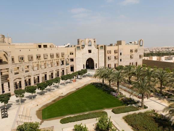 رسوم الجامعة الأمريكية بالقاهرة للوافدين 2026: دليل التكاليف والشروط